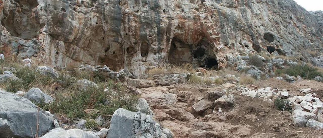 In der Mislyia-Höhle wurde das Fossil entdeckt. Und damit ein Rekord aus den vergangenen einhundert Jahren eingestellt. Foto: Rolf Quam – Binghamton University | AFP