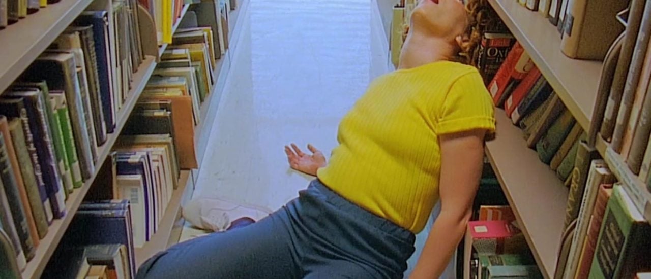 „Heart Attack“ in der Bibliothek: Im neuen Musikvideo von Tune-Yards verlieren die Tänzer die Kontrolle über ihre Körper. Screenshot: Vimeo | Mimi Cave