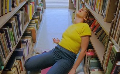 „Heart Attack“ in der Bibliothek: Im neuen Musikvideo von Tune-Yards verlieren die Tänzer die Kontrolle über ihre Körper. Screenshot: Vimeo | Mimi Cave