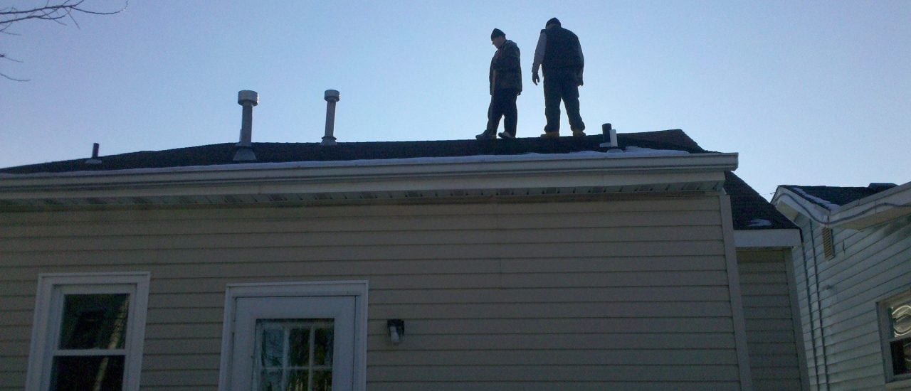 Wenn der eigene Handwerker beim Nachbarn Schaden anrichtet, muss man unter Umständen selber zahlen. Foto: The Roofer on the Roof. CC BY-SA 2.0 | The Roofer on the Roof / Chris Young / flickr.com