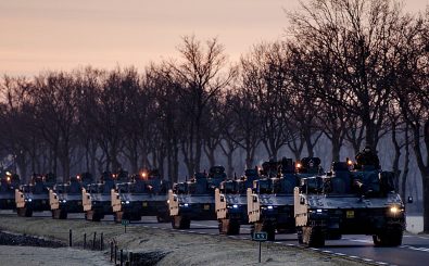 NATO-Panzer rollen am 8. Februar über belgische Straßen in Richtung Deutschland. Foto: Robin van Lonkhuijsen | ANP/AFP