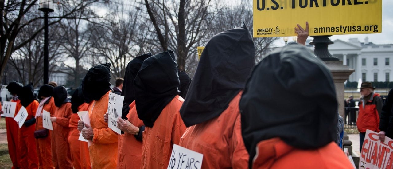 Menschen protestieren im Januar vor dem Weißen Haus in Washington gegen das Gefangenenlager Guantanamo. Foto: Brendan Smialowski | AFP