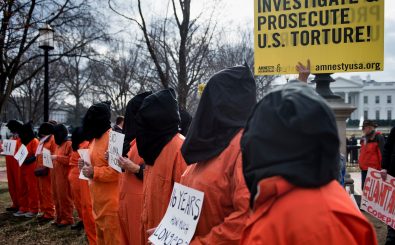 Menschen protestieren im Januar vor dem Weißen Haus in Washington gegen das Gefangenenlager Guantanamo. Foto: Brendan Smialowski | AFP