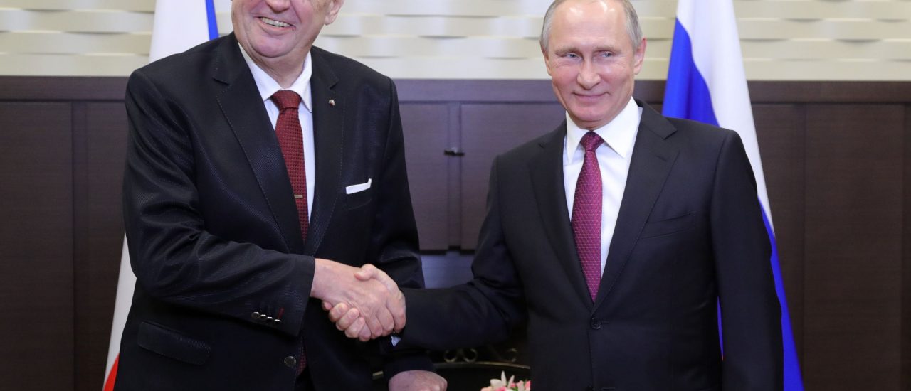 Tschechiens Präsident Miloš Zeman mit dem russischen Präsidenten Vladimir Putin. Foto: Mikhail Klimentyev | AFP
