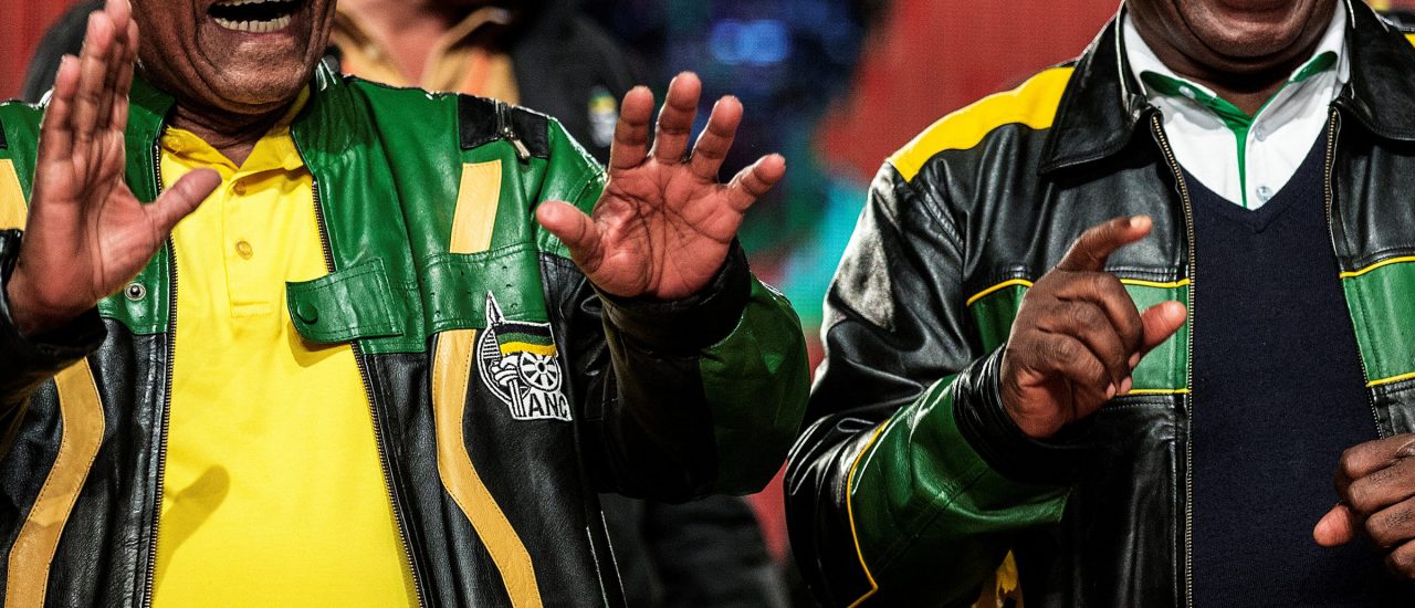 Da konnten beide noch feiern: Der zurückgetretene Präsident Jacob Zuma mit seinem Nachfolger Cyril Ramaphosa bei einem Parteitag im Juli 2017. Foto: Gianluigi Guercia | AFP