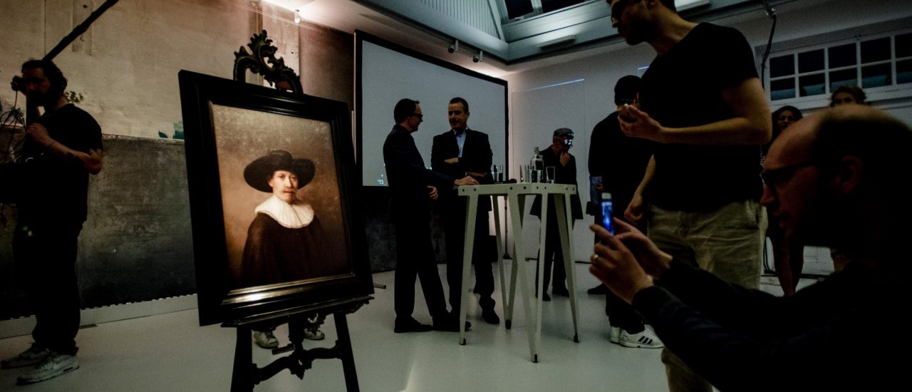 Menschen bei der Enthüllung von „The Next Rembrandt“ in der Galerie „Looiersgracht 60“ in Amsterdam. Das Gemälde im Stile Rembrandts wurde von einem Computerprogramm erstellt. Foto: Robin van Lonkhuijsen | ANP / AFP
