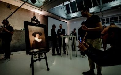 Menschen bei der Enthüllung von „The Next Rembrandt“ in der Galerie „Looiersgracht 60“ in Amsterdam. Das Gemälde im Stile Rembrandts wurde von einem Computerprogramm erstellt. Foto: Robin van Lonkhuijsen | ANP / AFP