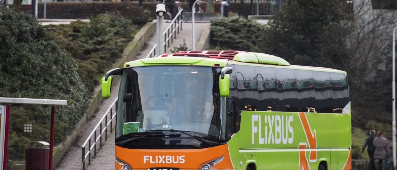 Gefahr für die Deutsche Bahn? Bislang hat sich Flixbus auf den Straßenverkehr konzentriert. Jetzt will das Unternehmen auch den Schienenverkeht unsicher machen. Foto: Piroschka van de Wouw | ANP / AFP