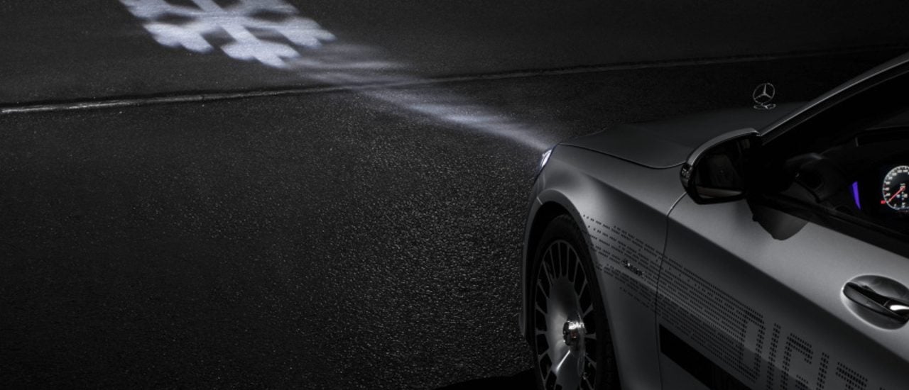 Das Digital Light von Mercedes-Benz wirft Symbole auf die Straße. Foto: Daimler