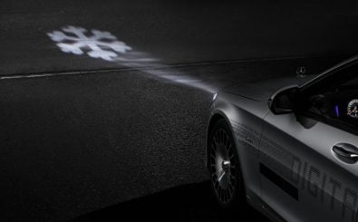 Das Digital Light von Mercedes-Benz wirft Symbole auf die Straße. Foto: Daimler