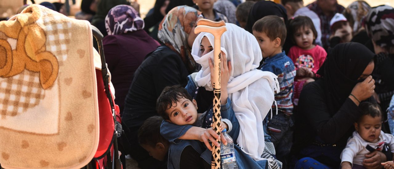 Syrische Flüchtlinge kurz nachdem sie die Grenze zur Türkei überschritten haben. Foto: Bülent Kilic | AFP