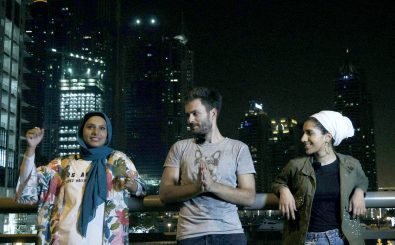 Tilo Jung spricht mit den Bloggerinnen Maha Jaffar (r.) und Haifa Beseisso in Dubai auch über Gleichberechtigung. Foto: | SWR / UFA
