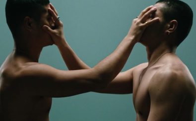 Ein verstörender Einstieg: Zwei Männer greifen sich gegenseitig ins Gesicht. Foto: Jack Whiteley | vimeo.com