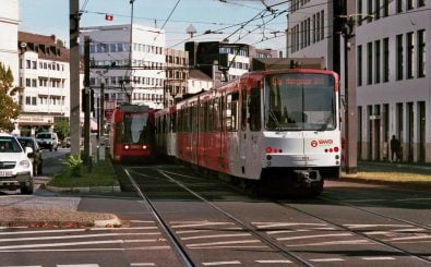 Eine Bahn in Bonn – welche Rolle wird der ÖPNV in Zukunft spielen? Foto: Trams van de SWB op de Oxfordstraße in Bonn | m66roepers / flickr.com / CC BY 2.0