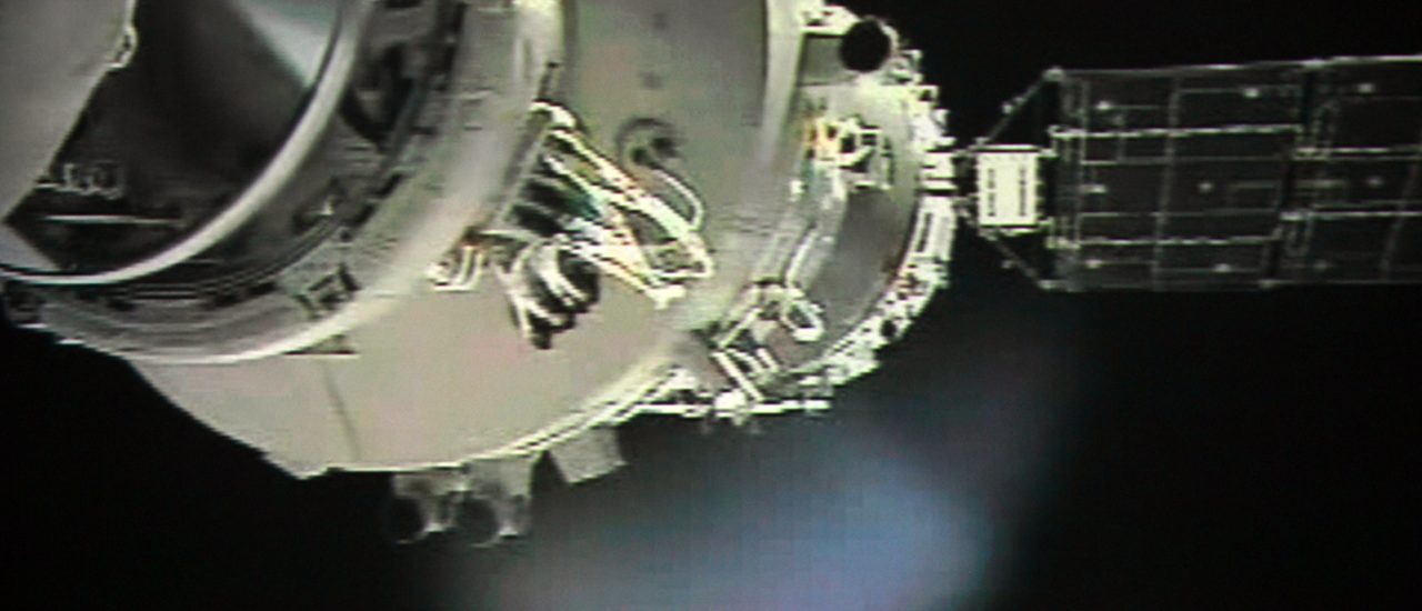 Eine Aufnahme aus dem Jiuquan Space Centre zeigt die Shenzhou-9 Raumsonde kurz vor dem Andocken mit der Tiangong-1. 