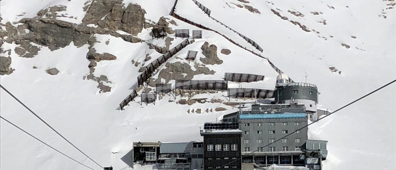 Das Schneefernerhaus in Sichtweite des Zugspitzgipfels ist die höchstgelegene Forschungsstation Deutschlands. Foto: Juliane Neubauer | detektor.fm