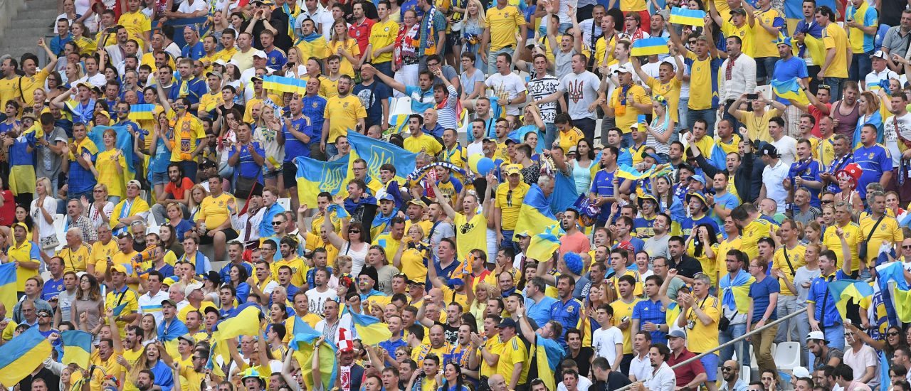 Ukrainische Fußballfans feuern ihre Nationalmannschaft an. Foto: 