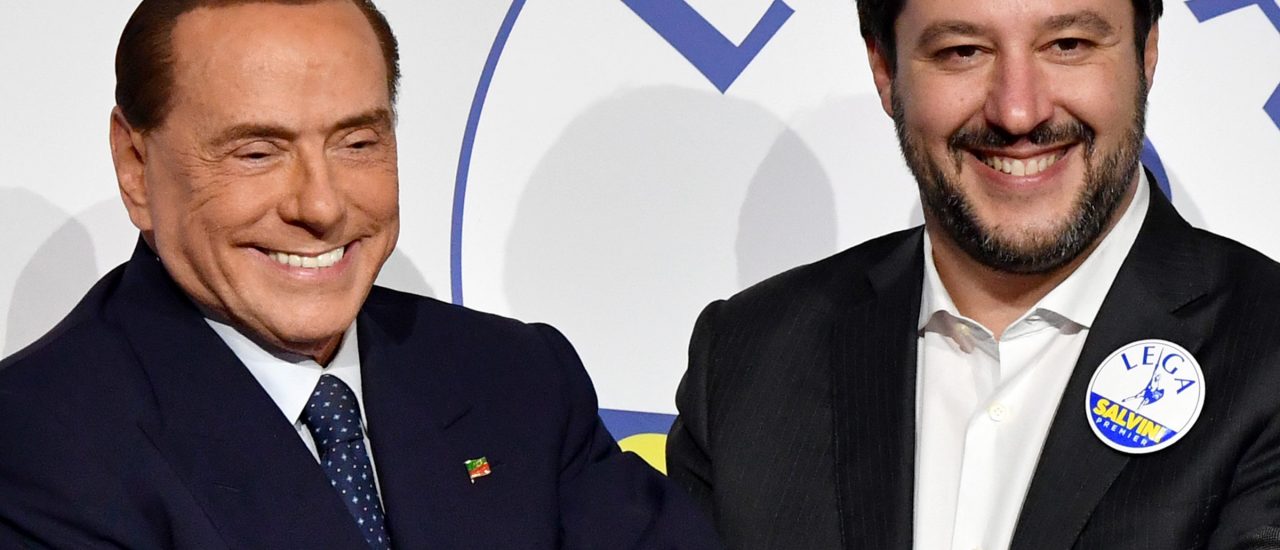 Silvio Berlusconi (l.), hier mit Matteo Salvini von der rechten Partei „Lega“, ist zurück auf der politischen Bühne Italiens. Foto: Alberto Pizzoli | AFP