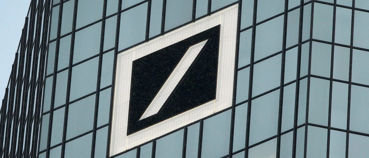 Altlasten stören bei der Sanierung. Deutschlands größte Bank kämpft um Vertrauen seiner Anleger. Foto: Daniel Roland / AFP