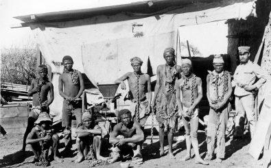 Ein deutscher Soldat und eine Gruppe namibischer Kriegsgefangene. Foto: National Archive of Namibia / AFP