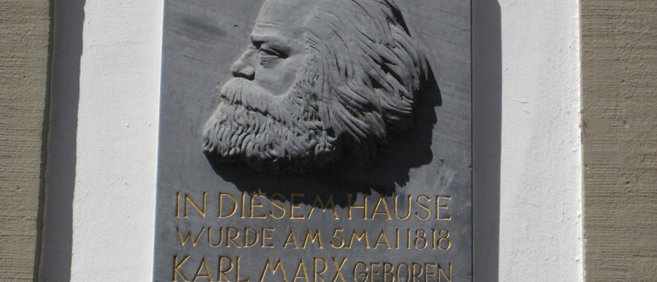 Bald ist die Stadt Trier um eine Marx-Attraktion reicher. Foto: CC BY 2.0 | Paul Arps/ Plaquette on Karl Marx Haus (Trier 2009) / flickr.com
