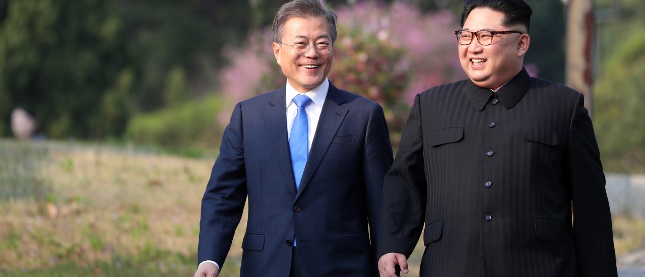 Eine erste Annäherung der beiden Machthaber auf südkoreanischem Boden. Foto: Korea Summit Press Pool | AFP