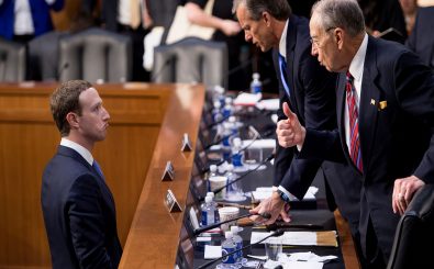 Mark Zuckerberg muss sich wegen des Datenskandals einiges anhören. Foto: Brendan Smialowski | AFP