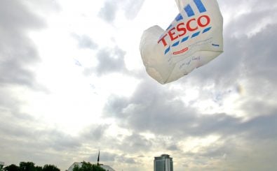 In dem britischen Supermarkt Tesco finden die „Plastic Attacks“ an. Foto: 