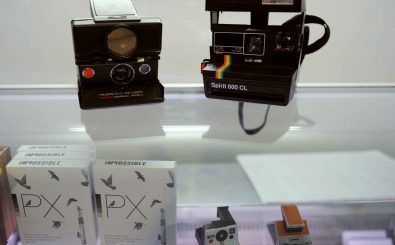 Sofortbild-Kameras gehören zu den vielen analogen Phänomenen, die längst Teil unserer digitalen Welt geworden sind. Foto: ERIC PIERMONT | AFP