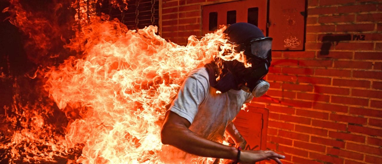Demonstrant fängt bei Protesten in Caracas Feuer. Foto: Ronaldo Schemidt | AFP