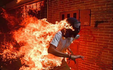Demonstrant fängt bei Protesten in Caracas Feuer. Foto: Ronaldo Schemidt | AFP