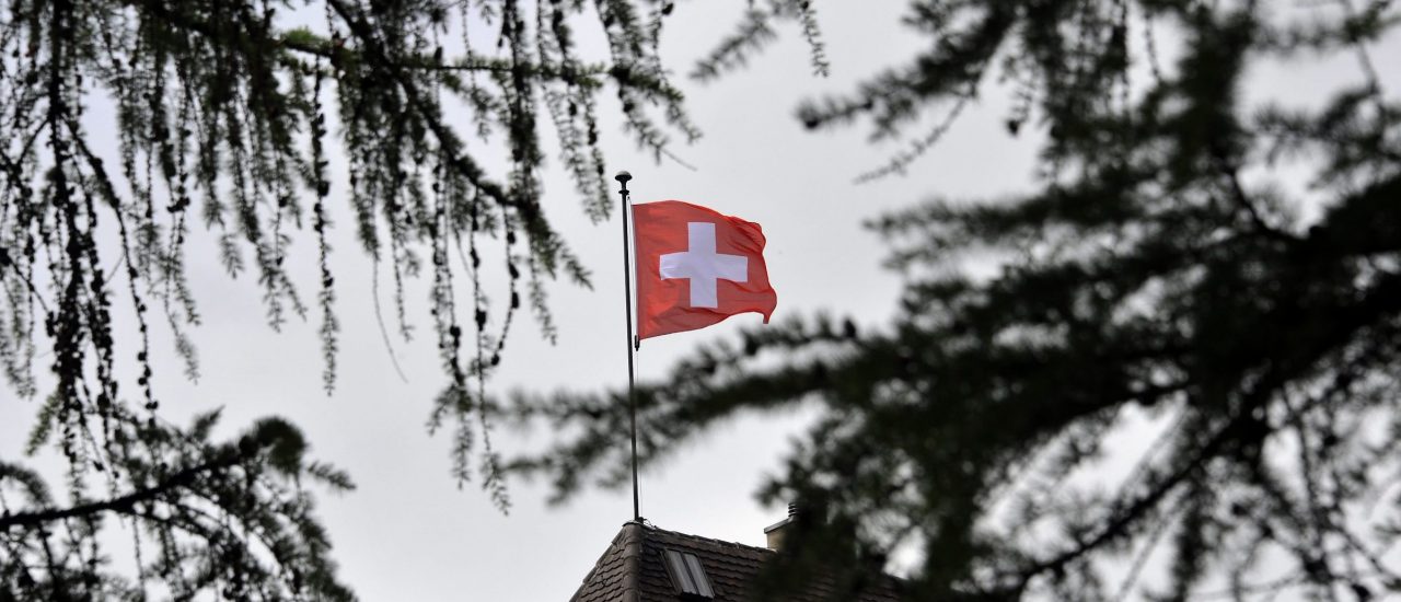 In der Schweiz streiten sich Gegner und Befürworter eines Gesetzes zur Überwachung von mutmaßlichen Sozialbetrügern. Foto: Fabrice Coffrini | AFP