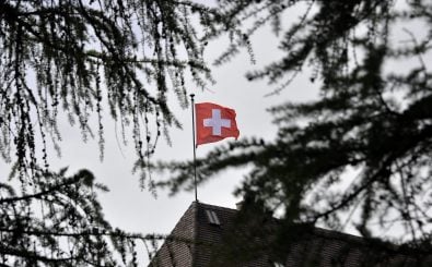 In der Schweiz streiten sich Gegner und Befürworter eines Gesetzes zur Überwachung von mutmaßlichen Sozialbetrügern. Foto: Fabrice Coffrini | AFP