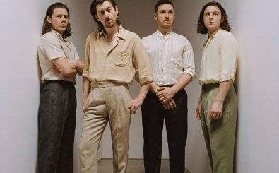 Gedeckte Farben, loungiger Sound – die Arctic Monkeys 2018. Foto: Promo