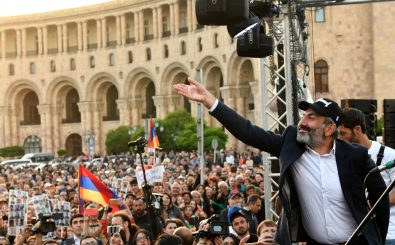 Oppositionsführer Nikol Paschinjan lässt sich von der Menge feiern. Foto: Vano Shlamov | AFP