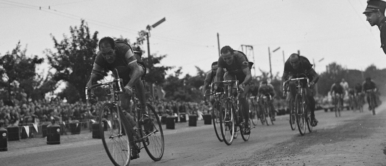 So kennt man ihn: Gino Bartali (links) bei der Tour de France 1953. Seine Beteiligung am Widerstand wird jedoch erst jetzt richtig bekannt. Foto: Nederlands: Tour de France. Bartels, Kobbet en Magui. CC BY-SA 3.0 NL | Noske, J.D. / Anefo / wikimedia