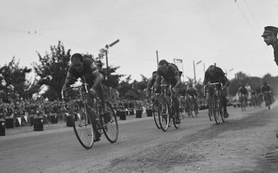 So kennt man ihn: Gino Bartali (links) bei der Tour de France 1953. Seine Beteiligung am Widerstand wird jedoch erst jetzt richtig bekannt. Foto: Nederlands: Tour de France. Bartels, Kobbet en Magui. CC BY-SA 3.0 NL | Noske, J.D. / Anefo / wikimedia