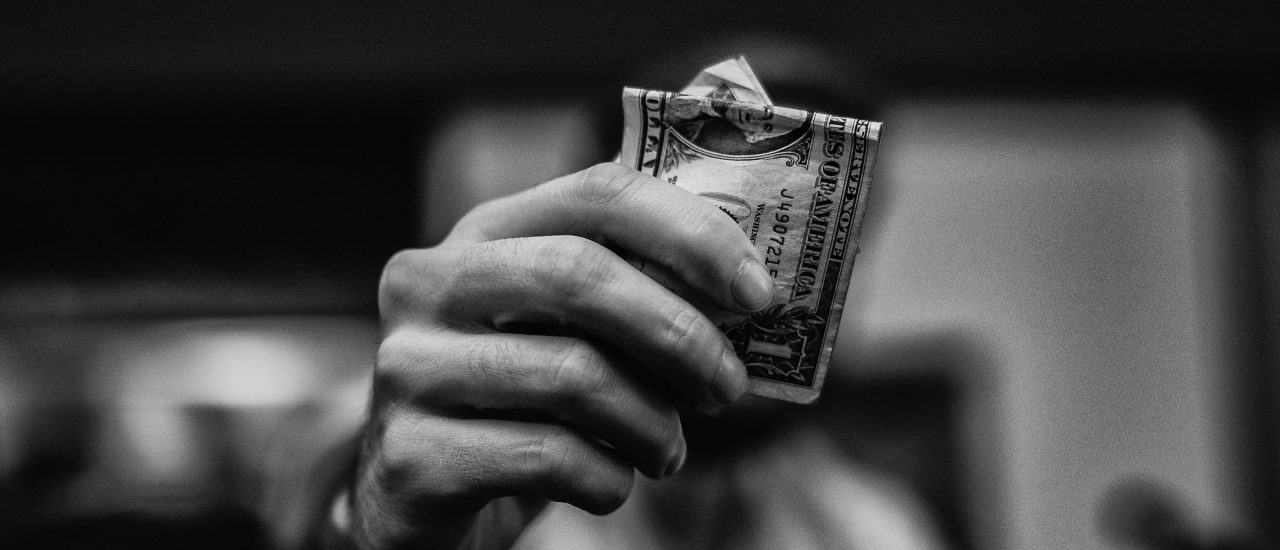 Geld bedeutet mehr als nur ein paar Scheinchen in der Hand. Vielmehr heißt es zu besitzen auch Macht zu haben. Foto: Money | CC0 | lucas Favre / Unsplash