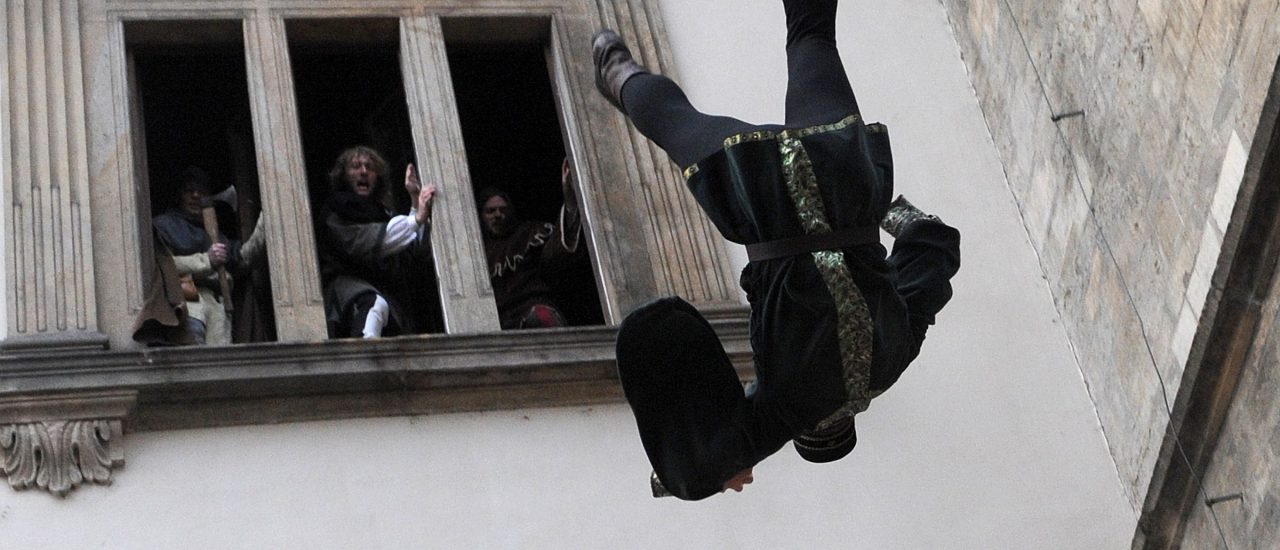 So, oder so ähnlich hat es sich wohl vor 400 Jahren abgespielt. Der Prager Fensturz. Foto: Miachael Cizek / AFP