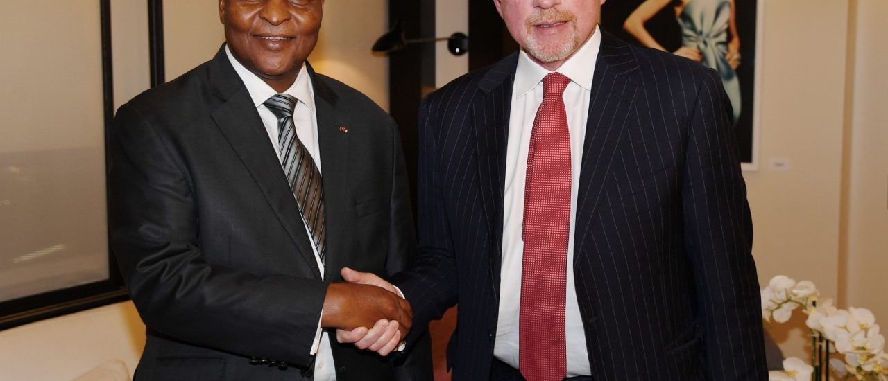Boris Becker mit Faustin-Archange Touadéra, dem Präsidenten der Zentralafrikanischen Republik. Foto: Irle Moser Rechtsanwälte | AFP