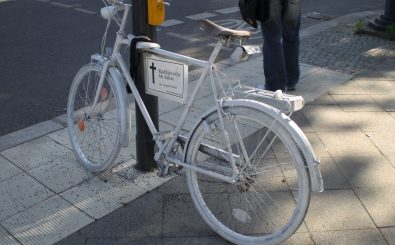 Ein Ghost Bike erinnert in Berlin an eine getötete Radfahrerin. Foto: Bukk / Wikimedia / Public Domain