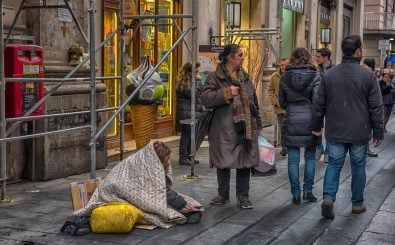 Eine Bettlerin in Neapel. Dass der Süden Italiens ärmer ist als der Norden, hat historische Ursachen. Bild: Evdoha_spb | shutterstock.com