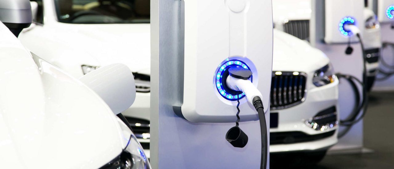 Wer E-Auto fahren möchte braucht vor allem eins: Ladesäulen. Foto: Navee Sangvitoon / shutterstock.com