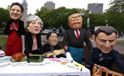 Die Pappkameraden haben sicherlich mehr Spaß bei ihrem Zusammentreffen, als ihre Vorbilder beim G7-Gipfel haben werden. Foto: Lars Hagberg | AFP