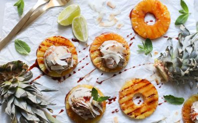 Gebratene Ananas mit Dattel-Cashew-Eis & Kokosflocken. Foto: veggi.es | Lea Green