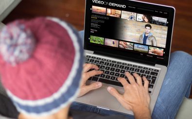 Immer mehr Menschen nutzen Streaming-Dienste, statt lineares Fernsehen zu schauen. Foto: Georgejmclittle | Shutterstock.com