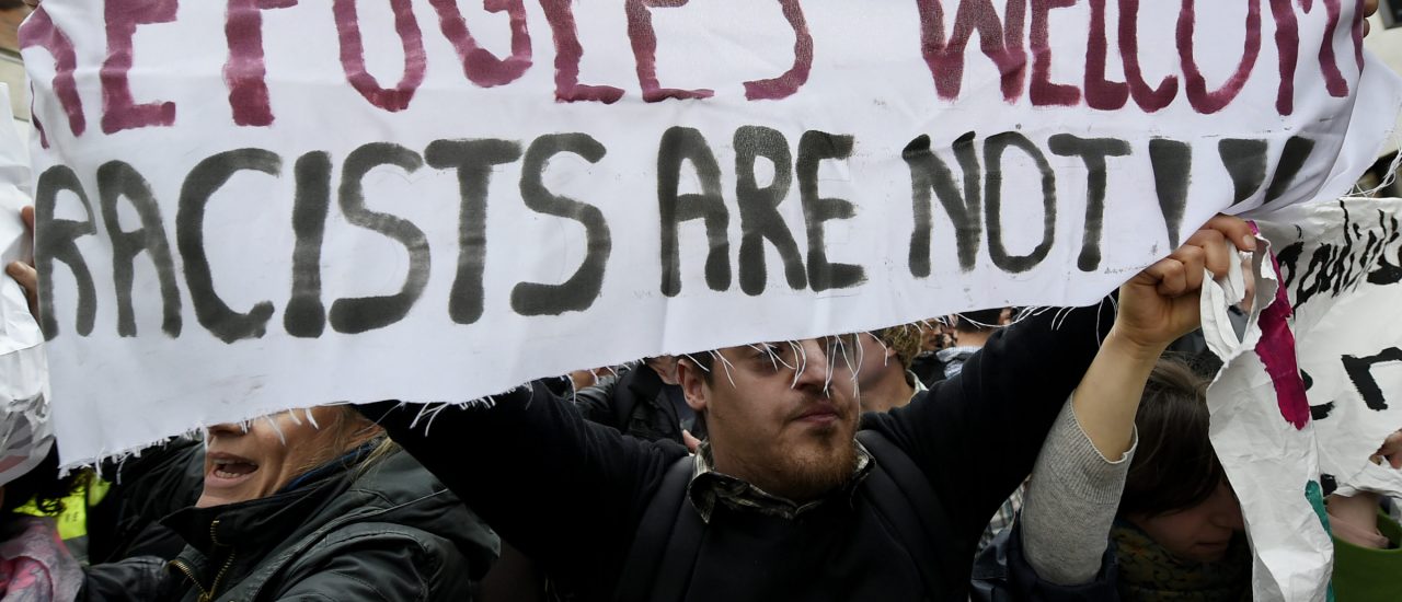 Demonstranten halten ein Plakat mit eindeutiger Botschaft. Foto: John Thys | AFP