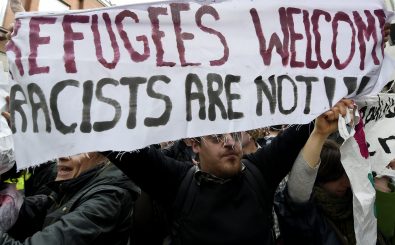 Demonstranten halten ein Plakat mit eindeutiger Botschaft. Foto: John Thys | AFP