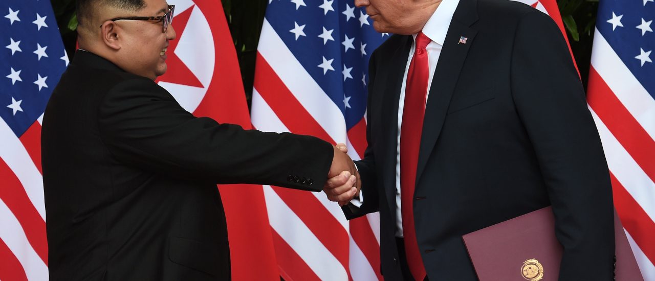 Kim Jong Un und Donald Trump: Erstmals sind ein nordkoreanischer Führer und ein amerikanischer Präsident aufeinandergetroffen. Foto: Anthony Wallace | AFP