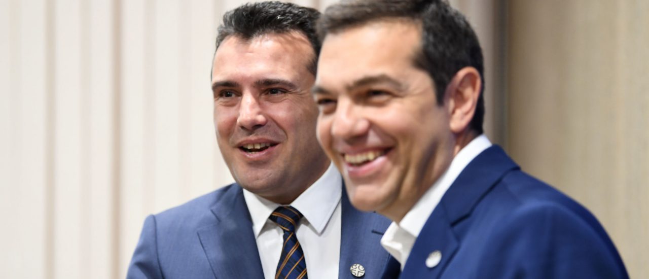 Die Regierungschefs Zoran Zaev (l.) und Alexis Tsipras sind sichtlich guter Dinge. Foto: Dimitar Dilkoff | AFP
